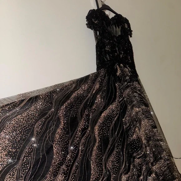 Party dresses - Picture 1 of 17